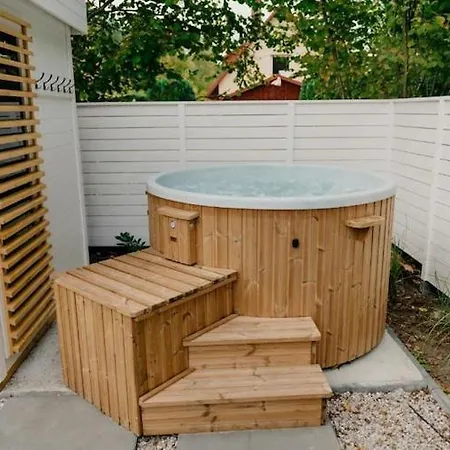 Large Home, Jacuzzi, Sauna *