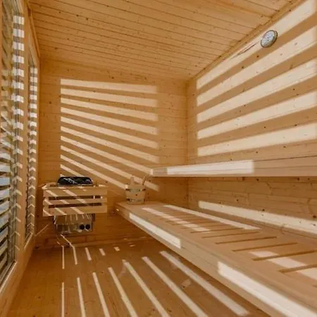 Large Home, Jacuzzi, Sauna